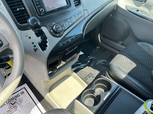Used 2013 Toyota Sienna SE FWD image 20