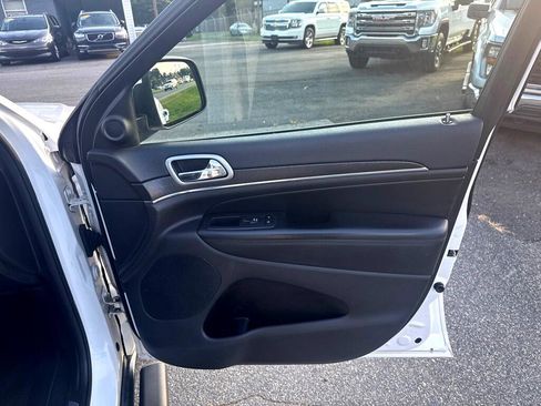Used 2018 Jeep Grand Cherokee Limited image 17