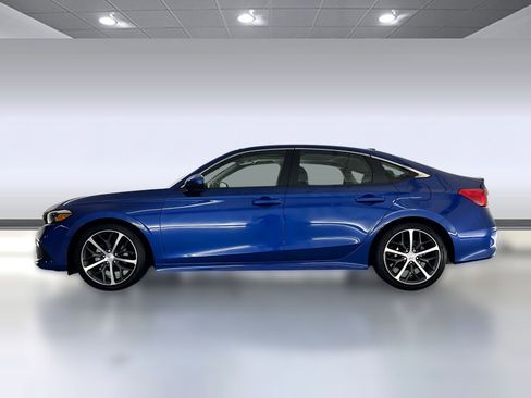 Used 2022 Honda Civic Touring image 2