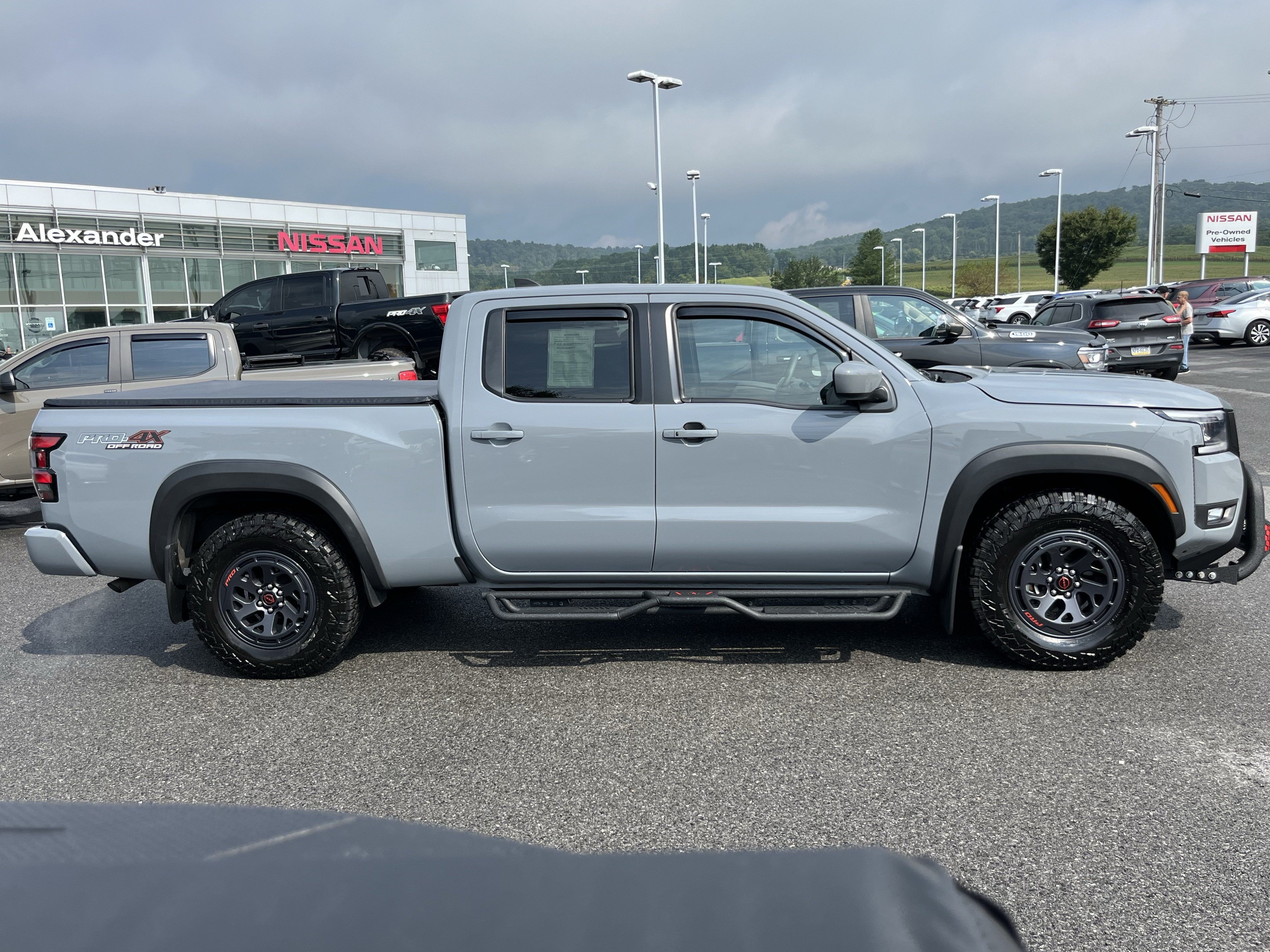 Used 2025 Nissan Frontier PRO-4X AWD/4WD image 2