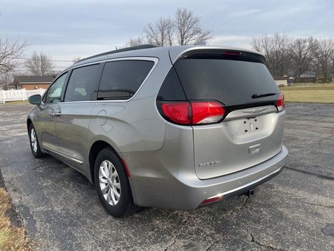 Used 2017 Chrysler Pacifica Touring-L image 2