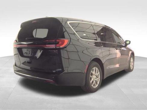 Used 2025 Chrysler Pacifica Select image 6