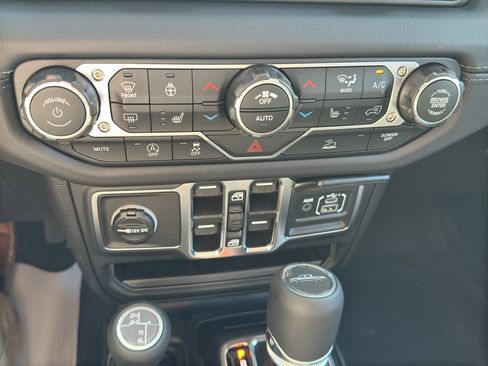 New 2025 Jeep Gladiator Sport image 16