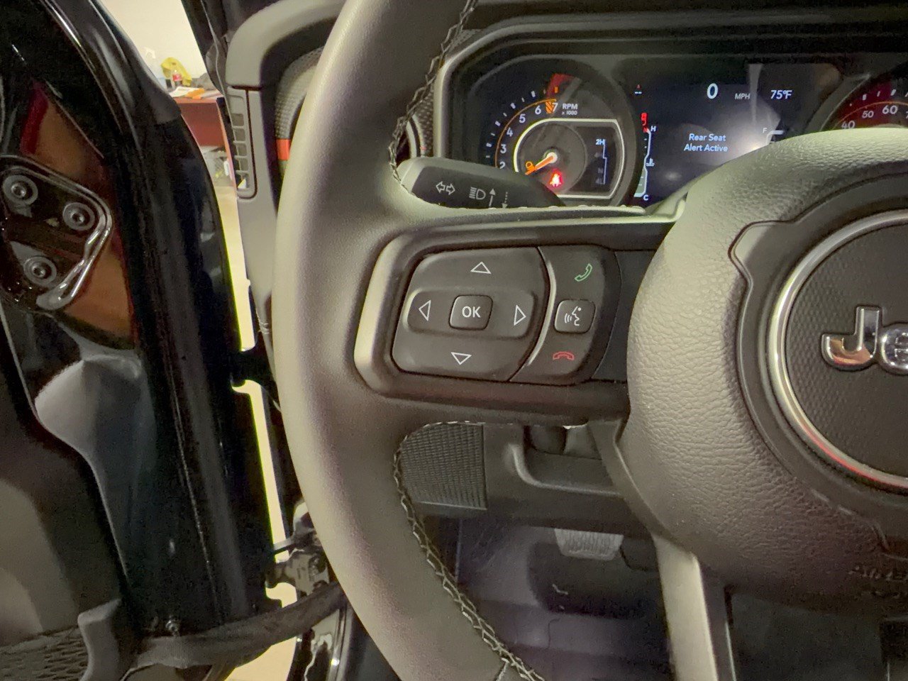 Used 2025 Jeep Gladiator Rubicon w/ Technology Group AWD/4WD image 18