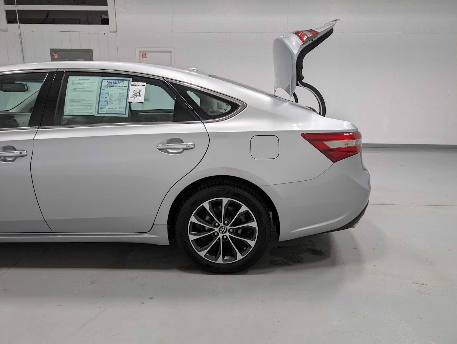 Used 2017 Toyota Avalon XLE Premium w/ All Weather Liner Package FWD image 11