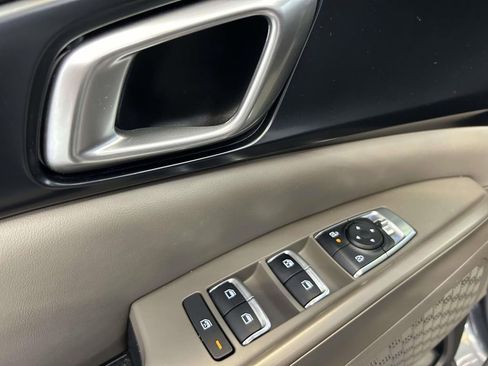 Used 2025 Kia Carnival FWD image 17