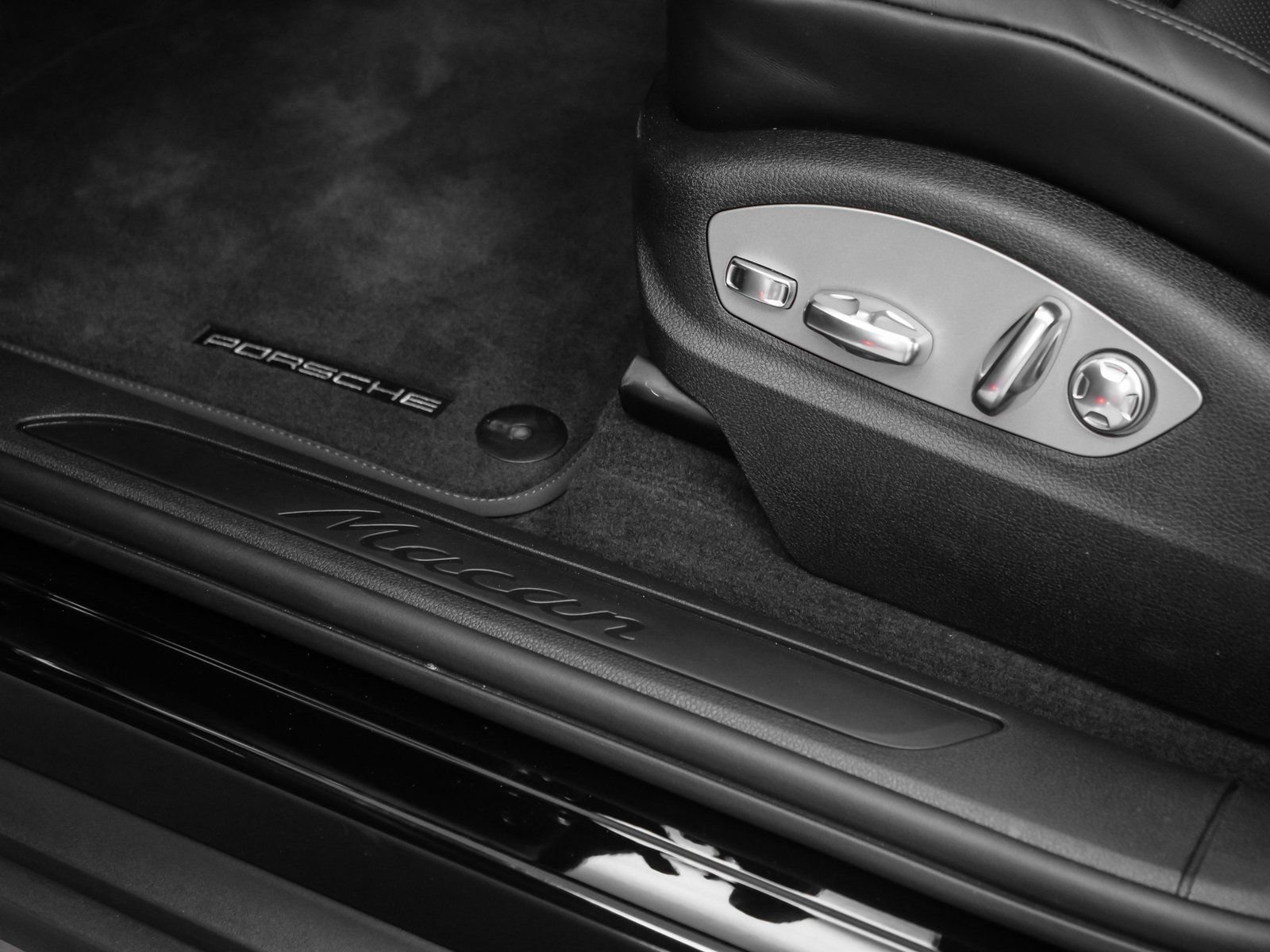 Certified 2025 Porsche Macan AWD/4WD image 23