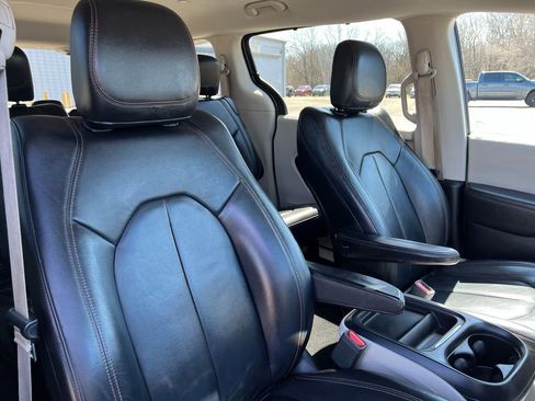 Used 2017 Chrysler Pacifica Touring-L image 10