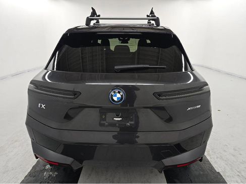 Used 2023 BMW iX xDrive50 w/ Sport Package AWD/4WD image 5