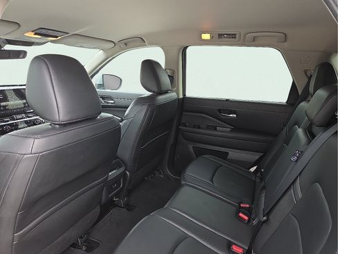 Used 2025 Nissan Pathfinder SL FWD image 10