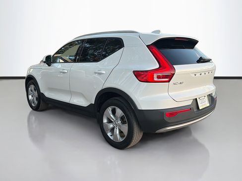 Used 2022 Volvo XC40 T5 Momentum image 5