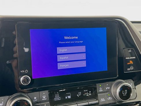Used 2023 Toyota Highlander XLE AWD/4WD image 28