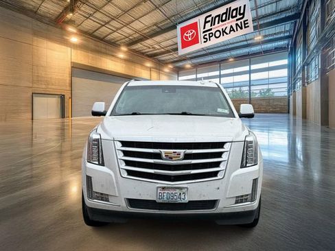 Used 2017 Cadillac Escalade ESV Luxury image 2