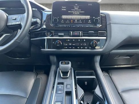 Used 2025 Nissan Pathfinder SL FWD image 3