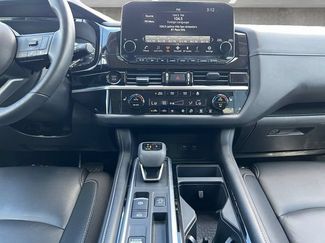 Used 2025 Nissan Pathfinder SL FWD video 3