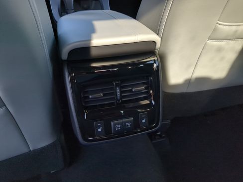 Used 2019 Toyota Avalon Limited w/ Preferred Accessory Package image 14