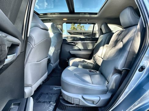 Used 2021 Toyota Highlander Platinum image 13
