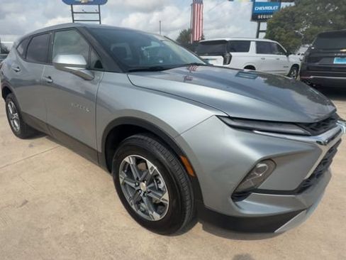 Used 2025 Chevrolet Blazer LT FWD image 2