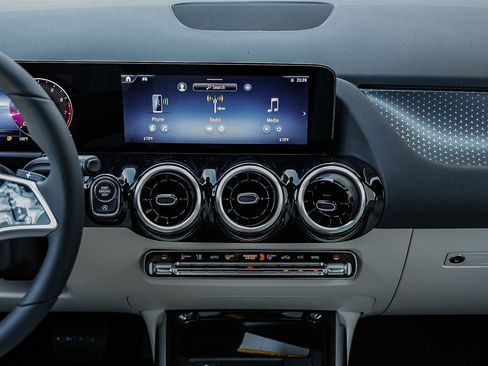 New 2026 Mercedes-Benz GLA 250 4MATIC image 11