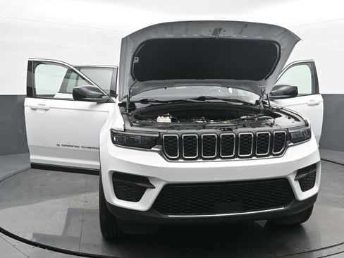 Used 2024 Jeep Grand Cherokee Laredo w/ Luxury Tech Group I AWD/4WD image 52