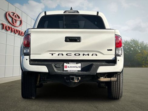 Certified 2022 Toyota Tacoma TRD Off-Road w/ Technology Package image 4