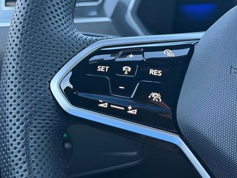 Used 2022 Volkswagen Tiguan SE R-Line image 17