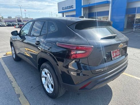 Used 2026 Chevrolet Trax LS w/ LS Convenience Package FWD image 4