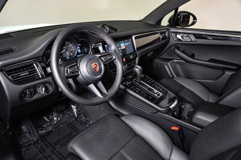 Certified 2026 Porsche Macan AWD/4WD image 4