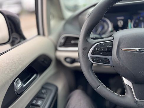 Used 2022 Chrysler Pacifica Touring-L image 7