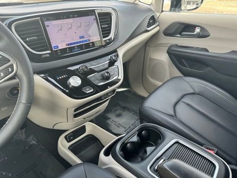 Used 2024 Chrysler Pacifica Touring-L image 25