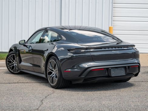 Used 2022 Porsche Taycan image 3