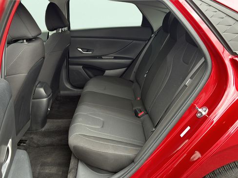 Certified 2025 Hyundai Elantra SE FWD image 14