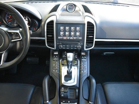 Used 2018 Porsche Cayenne Platinum Edition image 19