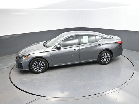 Used 2025 Nissan Altima 2.5 SV FWD image 28