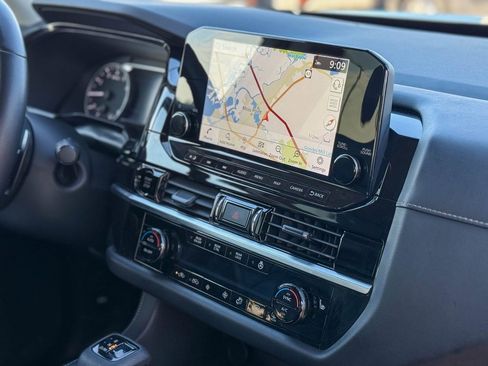 Used 2025 Nissan Pathfinder SL image 12