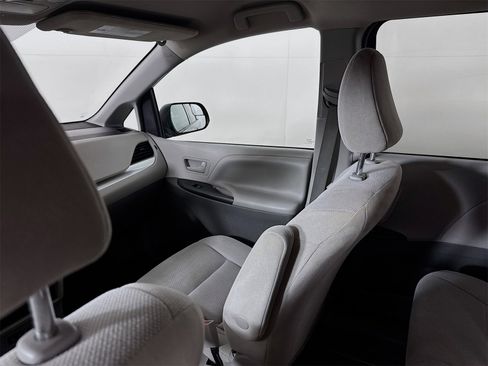 Used 2018 Toyota Sienna L image 20