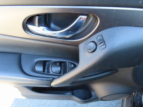 Used 2015 Nissan Rogue SV w/ SV Premium Package image 11