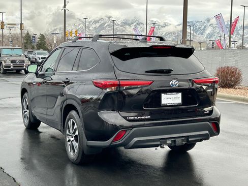 Used 2021 Toyota Highlander XLE image 3