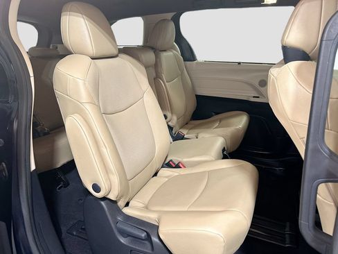 Used 2024 Toyota Sienna XLE FWD image 26