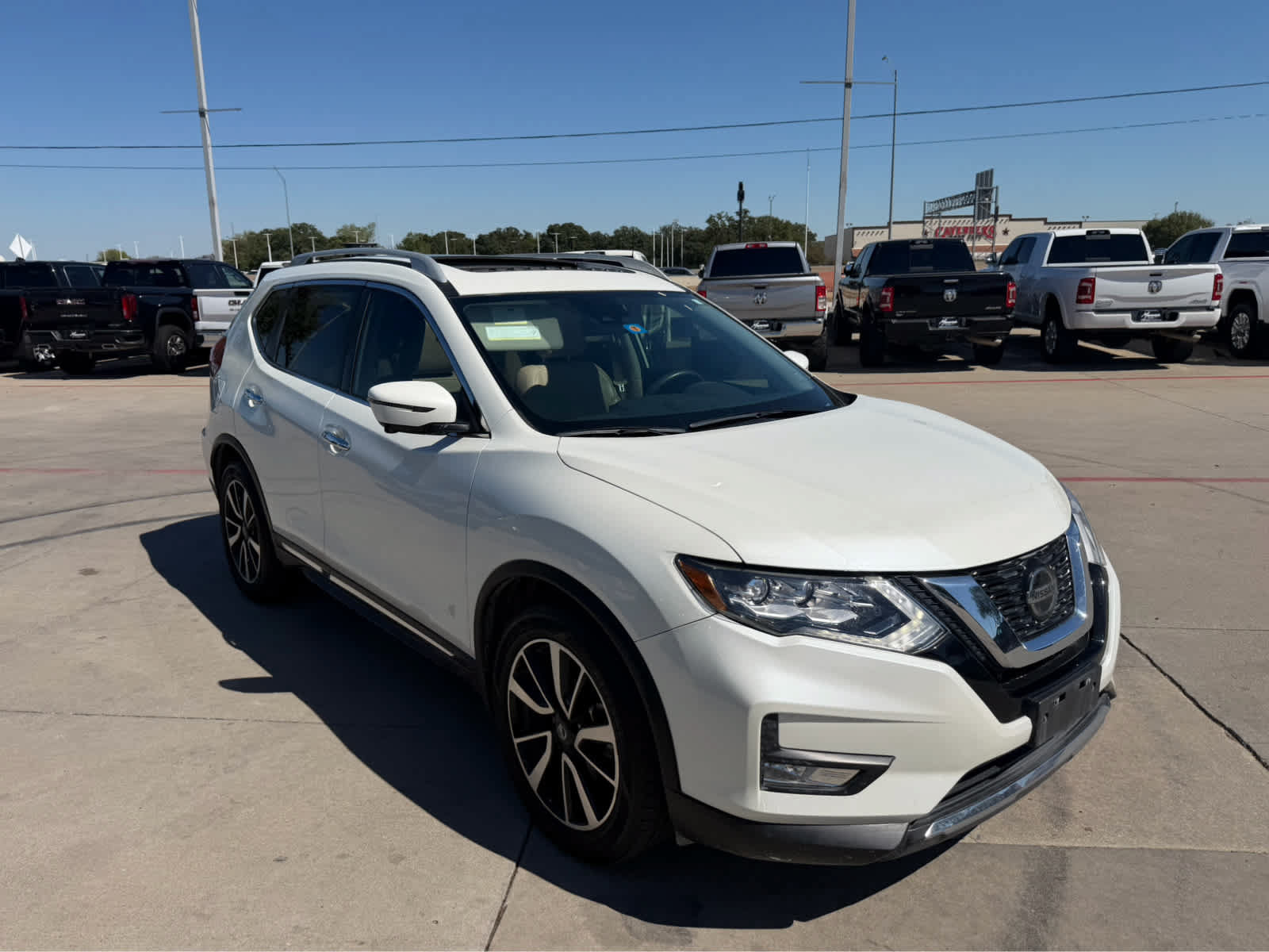 Used 2019 Nissan Rogue SL w/ Premium Package FWD image 4