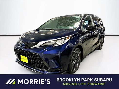 Used 2022 Toyota Sienna XSE image 1