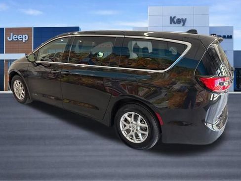 Used 2023 Chrysler Pacifica Touring-L FWD image 4