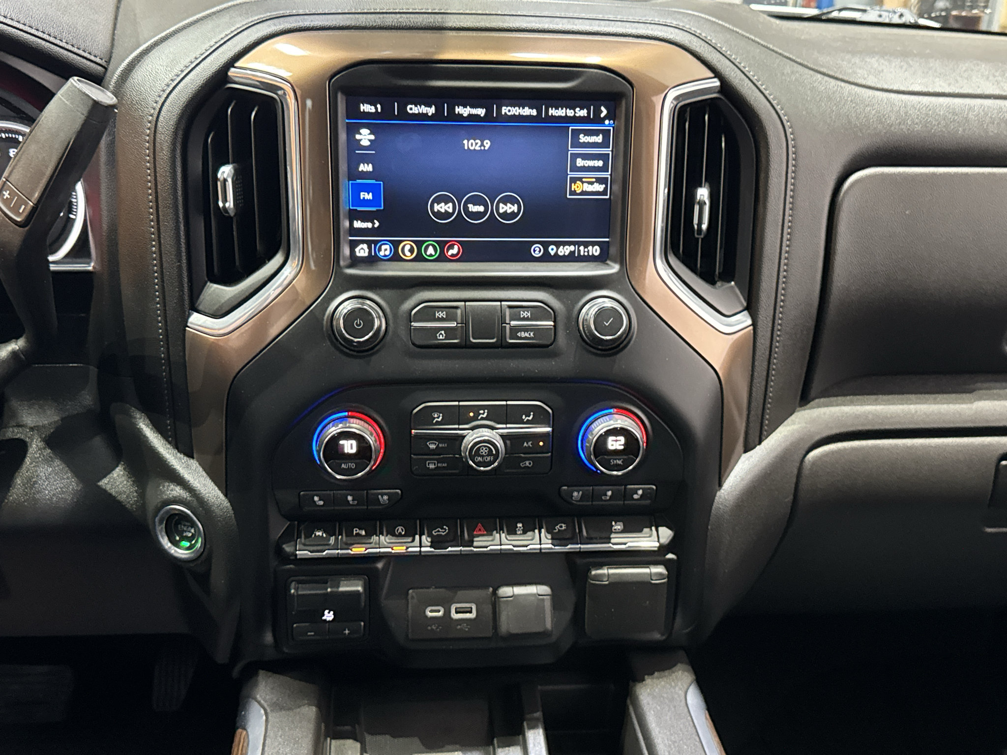 Used 2020 Chevrolet Silverado 1500 High Country w/ Technology Package AWD/4WD image 34