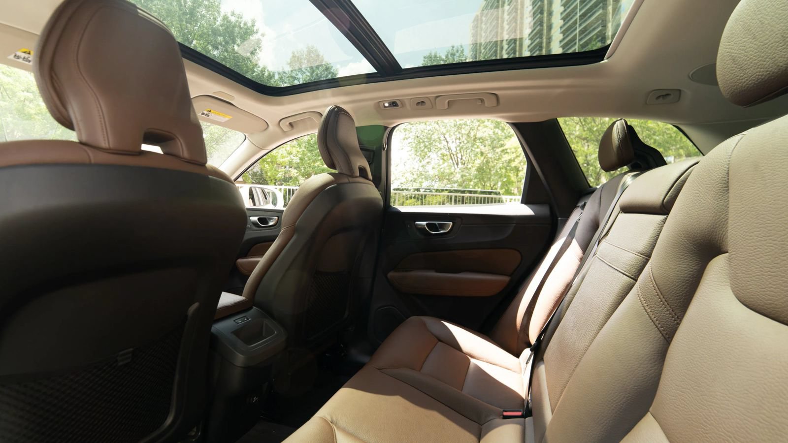 Used 2019 Volvo XC60 T5 Momentum w/ Multimedia Package AWD/4WD image 26