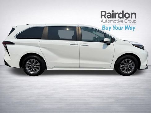 Used 2024 Toyota Sienna LE AWD/4WD image 8