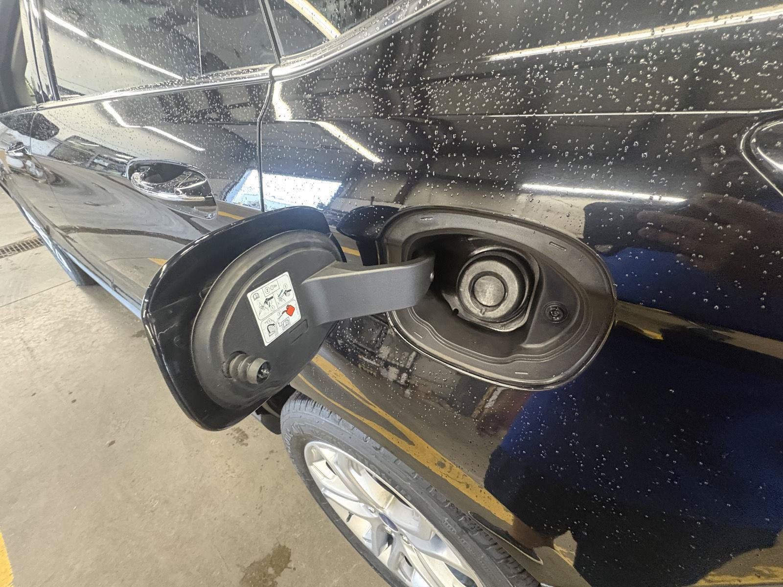 Used 2018 Ford Edge Titanium w/ Equipment Group 301A AWD/4WD image 3
