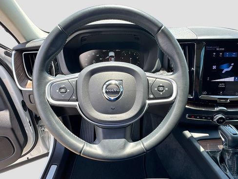 Used 2021 Volvo XC60 T5 Momentum w/ Premium Package FWD image 11