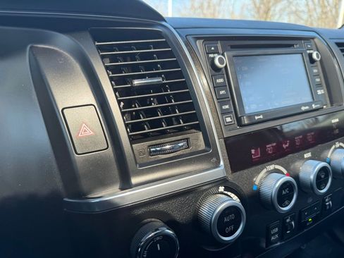 Used 2019 Toyota Sequoia Limited w/ Safety & Convenience Package image 10