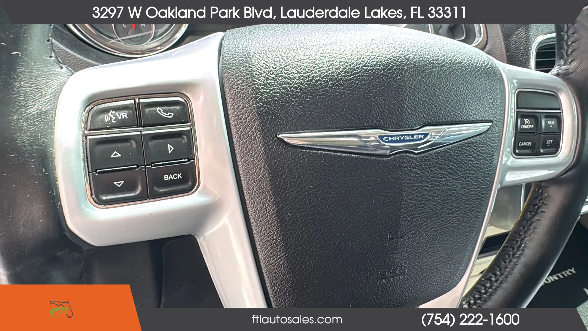 Used 2014 Chrysler Town & Country Touring-L FWD image 40