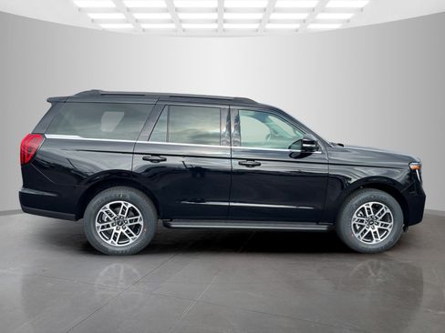 New 2025 Ford Expedition Active image 3
